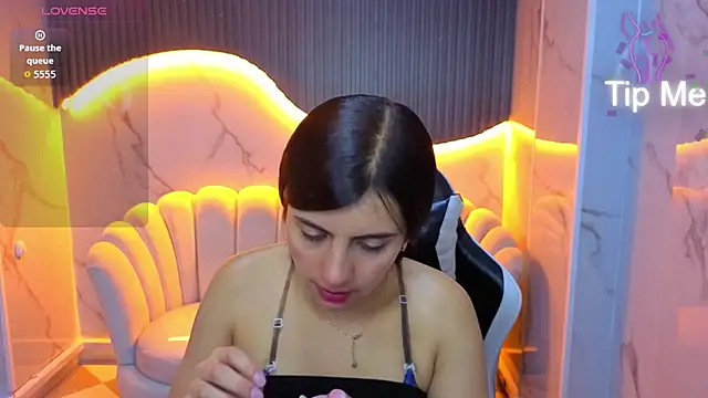 Eilyn love b online show from 10-17-25, 12:51