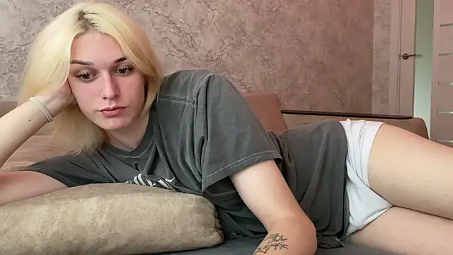 Snapshot of evelina228 chatting on 09-18-25, 07:33 evelina228 online show from 09-18-25, 07:33