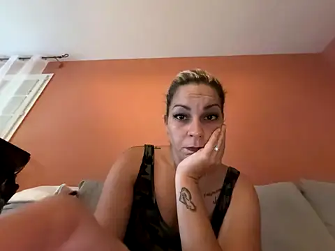 Snapshot of minettedusud chatting on 09-18-25, 07:22 minettedusud online show from 09-18-25, 07:22