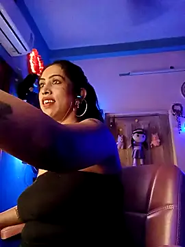 Snapshot of Love_Beauty01 chatting on 02-16-26, 06:17 Love Beauty01 online show from 02-16-26, 06:17