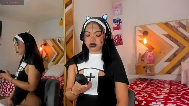 Snapshot of SoleneFontaine chatting on 10-31-25, 12:24 SoleneFontaine online show from 10-31-25, 12:24