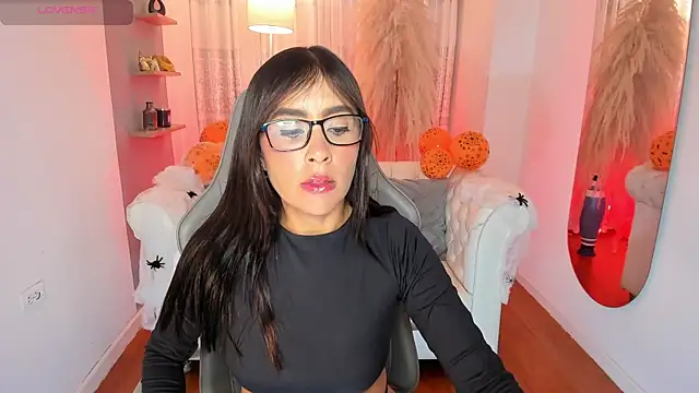 Snapshot of Natalia_Leon8 chatting on 10-13-25, 04:25 Natalia Leon8 online show from 10-13-25, 04:25