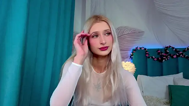 Monica Leen online show from 11-22-25, 06:34