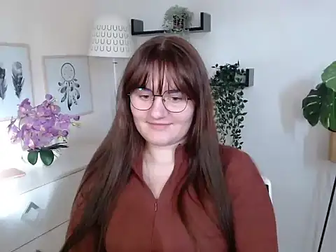 Snapshot of Julie_Diamond chatting on 10-16-25, 12:35 Julie Diamond online show from 10-16-25, 12:35