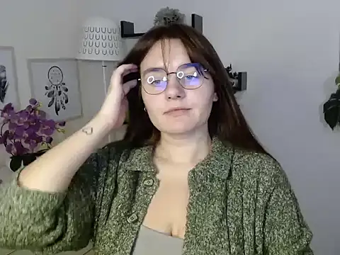 Snapshot of Julie_Diamond chatting on 10-08-25, 12:39 Julie Diamond online show from 10-08-25, 12:39
