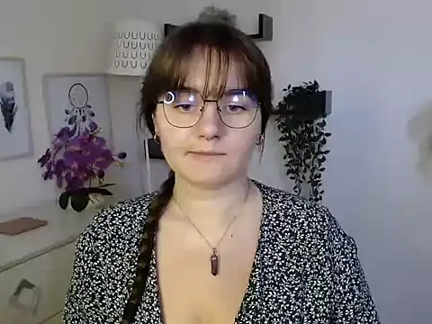 Snapshot of Julie_Diamond chatting on 09-19-25, 12:31 Julie Diamond online show from 09-19-25, 12:31