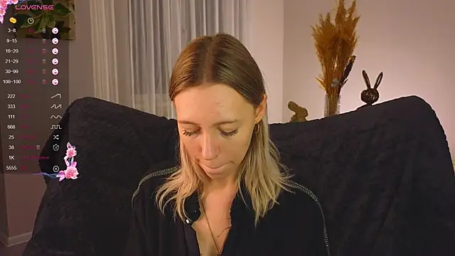 NyxaThorn online show from 11-19-25, 02:39