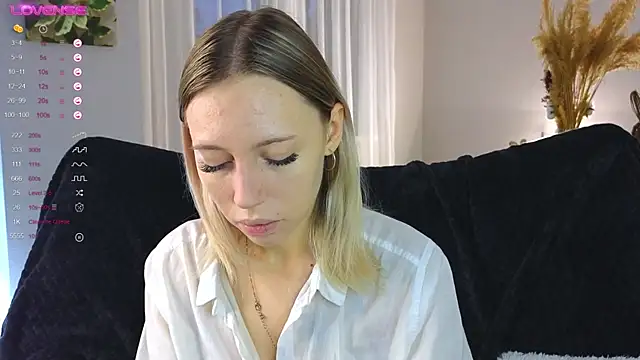 NyxaThorn online show from 10-20-25, 02:39