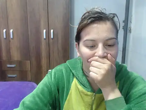 Snapshot of cloequeen15 chatting on 10-14-25, 03:12 cloequeen15 online show from 10-14-25, 03:12