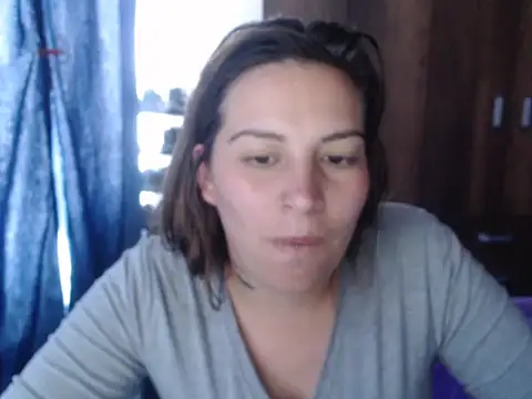 Snapshot of cloequeen15 chatting on 11-26-25, 08:20 cloequeen15 online show from 11-26-25, 08:20