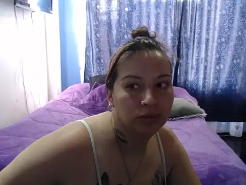 Snapshot of cloequeen15 chatting on 10-04-25, 01:12 cloequeen15 online show from 10-04-25, 01:12