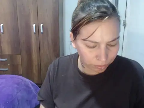 Snapshot of cloequeen15 chatting on 11-14-25, 05:38 cloequeen15 online show from 11-14-25, 05:38