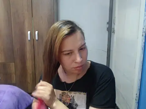 Snapshot of cloequeen15 chatting on 10-27-25, 08:10 cloequeen15 online show from 10-27-25, 08:10