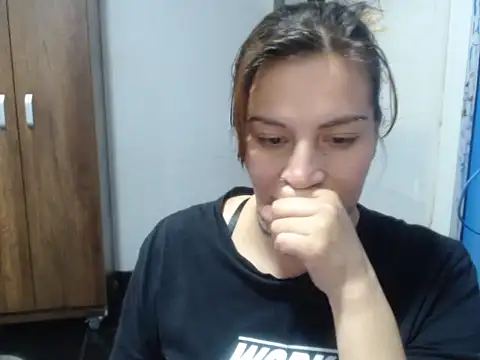 Snapshot of cloequeen15 chatting on 11-12-25, 06:34 cloequeen15 online show from 11-12-25, 06:34