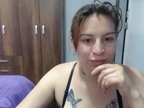 Snapshot of cloequeen15 chatting on 11-10-25, 02:44 cloequeen15 online show from 11-10-25, 02:44