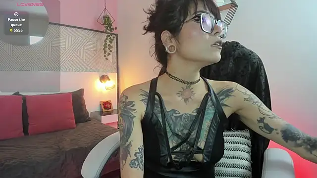 Snapshot of Esmeralda_CO chatting on 10-10-25, 12:06 Esmeralda CO online show from 10-10-25, 12:06