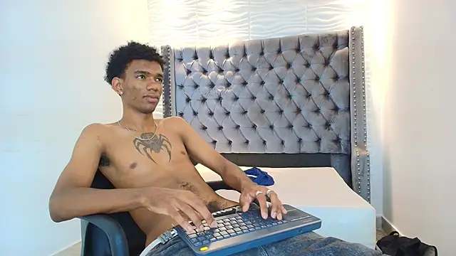 Snapshot of nero_reyd chatting on 07-08-26, 08:20 nero reyd online show from 07-08-26, 08:20