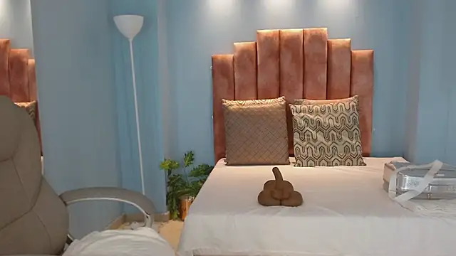 Milaa Star  online show from 04-18-26, 03:53