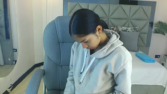 Milaa Star  online show from 11-22-25, 04:11