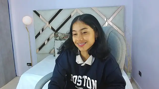 Milaa Star  online show from 12-18-25, 03:44