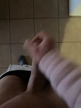 Snapshot of maialexte chatting on 12-21-25, 07:43 maialexte online show from 12-21-25, 07:43