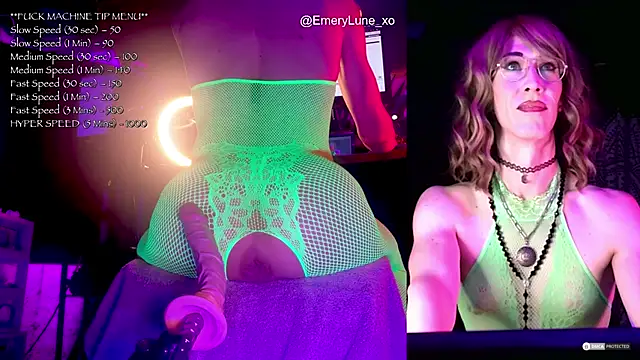 Snapshot of EmeryLune_xo chatting on 10-22-25, 04:01 EmeryLune xo online show from 10-22-25, 04:01