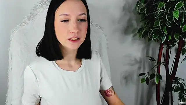 Snapshot of EileenMoores chatting on 09-18-25, 05:43 EileenMoores online show from 09-18-25, 05:43
