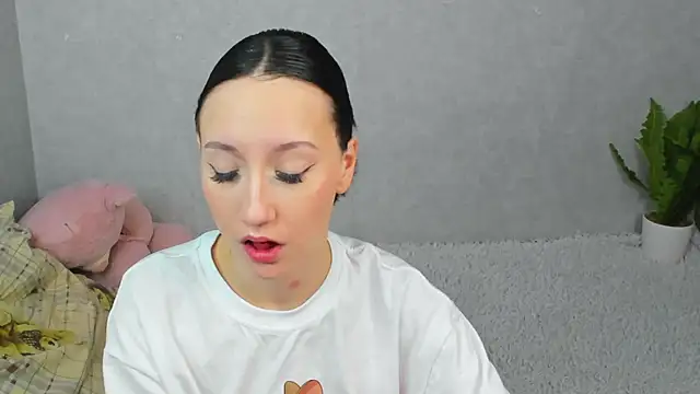 EileenMoores online show from 12-15-25, 05:41