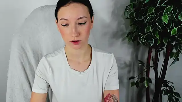 Snapshot of EileenMoores chatting on 09-11-25, 11:43 EileenMoores online show from 09-11-25, 11:43