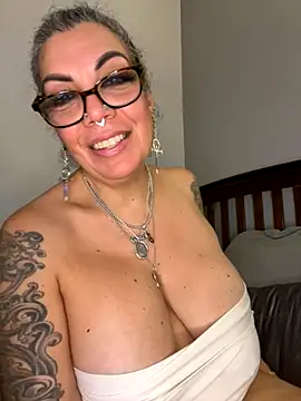 dieseldame1313 online show from 11-07-25, 12:15