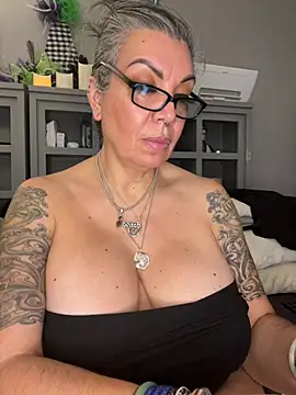 dieseldame1313 online show from 01-12-26, 07:04