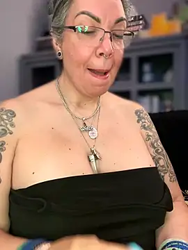 dieseldame1313 online show from 03-10-26, 07:23