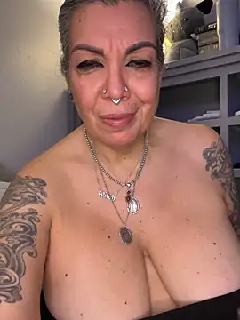 dieseldame1313 online show from 02-12-26, 06:02