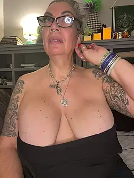 dieseldame1313 online show from 01-10-26, 11:55