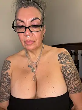 dieseldame1313 online show from 10-25-25, 10:43