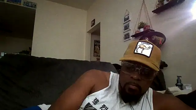Snapshot of Str8ishVegasGuy chatting on 10-17-25, 07:22 Str8ishVegasGuy online show from 10-17-25, 07:22