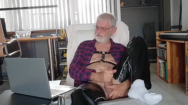 ewaldwillems99 online show from 10-26-25, 02:39