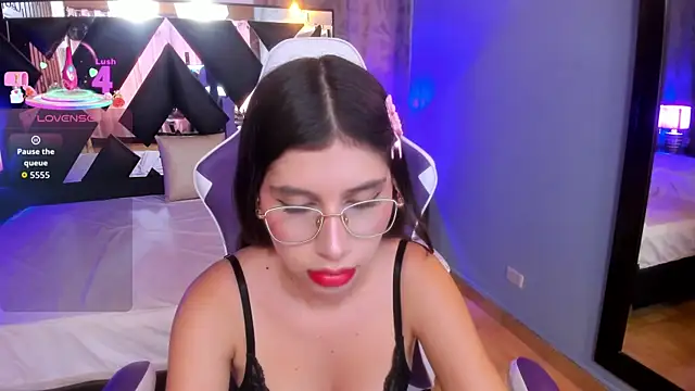 Snapshot of Emma_Petiite chatting on 01-07-26, 06:35 Emma Petiite online show from 01-07-26, 06:35