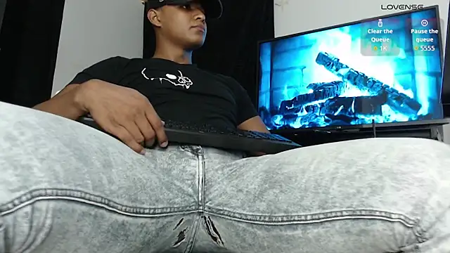Snapshot of Black_penis25 chatting on 10-10-25, 05:08 Black penis25 online show from 10-10-25, 05:08