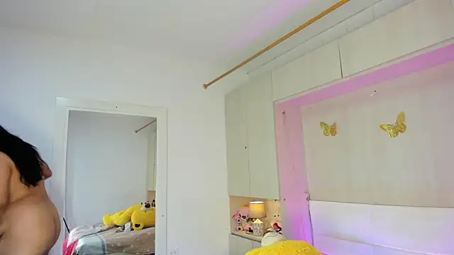 Snapshot of LilyWhitney chatting on 06-19-26, 04:07 LilyWhitney online show from 06-19-26, 04:07