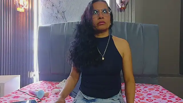Snapshot of Vanessa_7_ chatting on 05-17-26, 01:05 Vanessa 7 online show from 05-17-26, 01:05