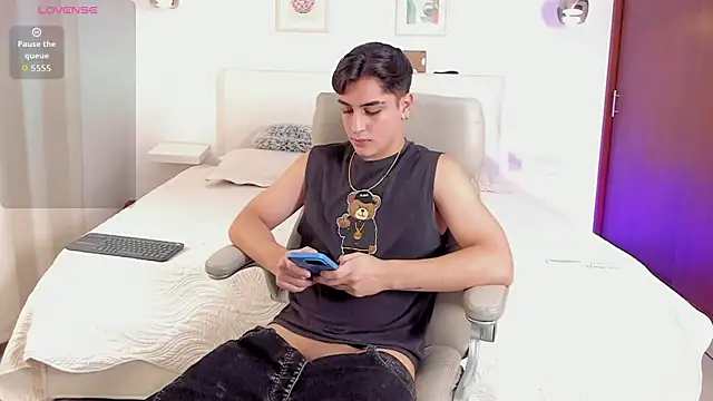 Snapshot of Thiago_winteer chatting on 10-20-25, 04:58 Thiago winteer online show from 10-20-25, 04:58