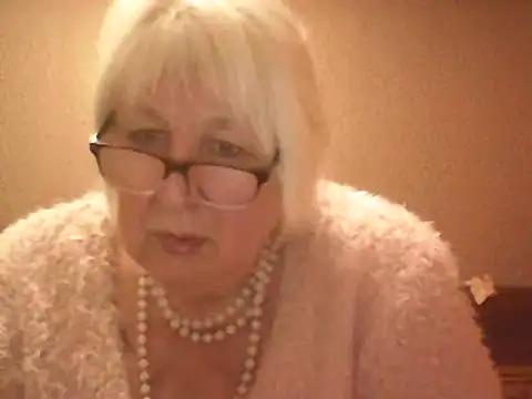 Snapshot of Alexia64231 chatting on 10-21-25, 04:28 Alexia64231 online show from 10-21-25, 04:28
