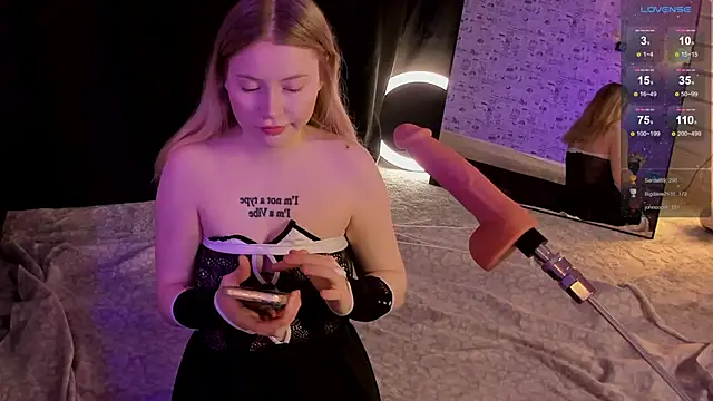 Lillie Berry online show from 12-05-25, 04:22