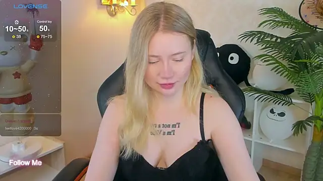 Lillie Berry online show from 11-23-25, 04:44