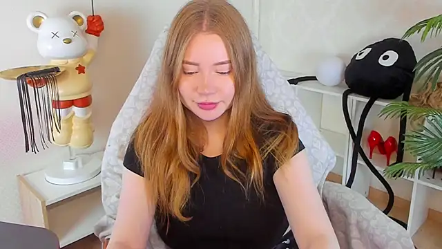 Lillie Berry online show from 10-18-25, 04:47