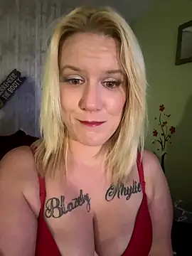 Snapshot of RhondaRump chatting on 10-23-25, 12:09 RhondaRump online show from 10-23-25, 12:09