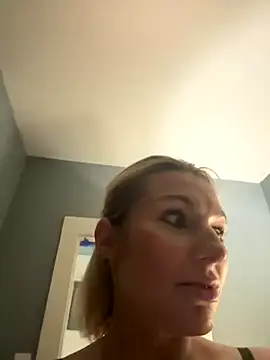 Snapshot of BaddieBossXX2 chatting on 11-14-25, 03:54 BaddieBossXX2 online show from 11-14-25, 03:54