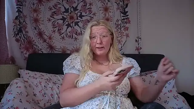 Daisyxoxo  online show from 05-17-26, 08:25