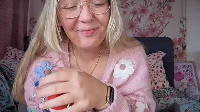 Daisyxoxo  online show from 10-24-25, 08:57